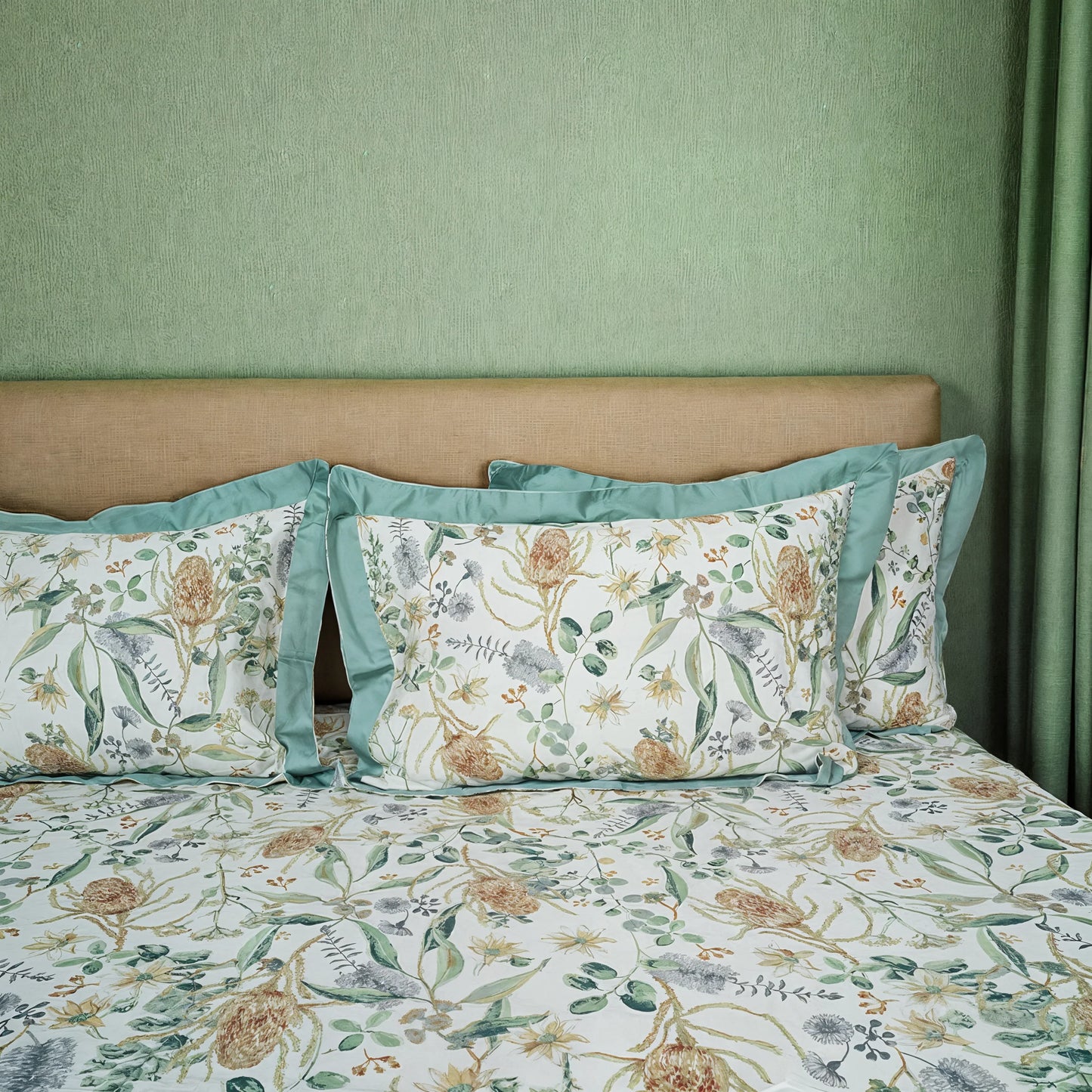 Laska Green Corn (150 TC) - 100% Cotton King-Size Bedsheet + 2 Pillow Covers