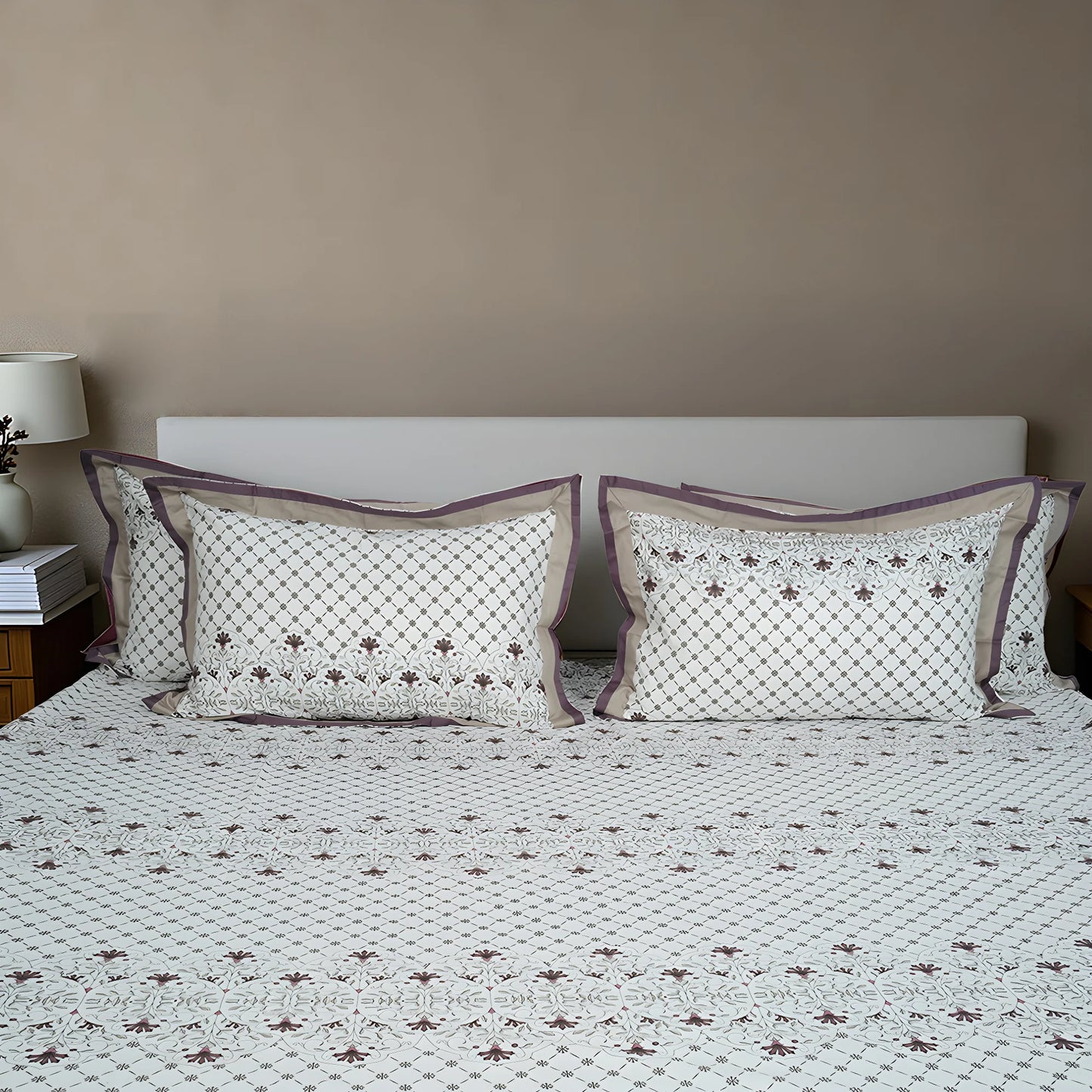 Lavish Vase Line 100% Cotton King-Size Bedsheet + 2 Pillow Covers