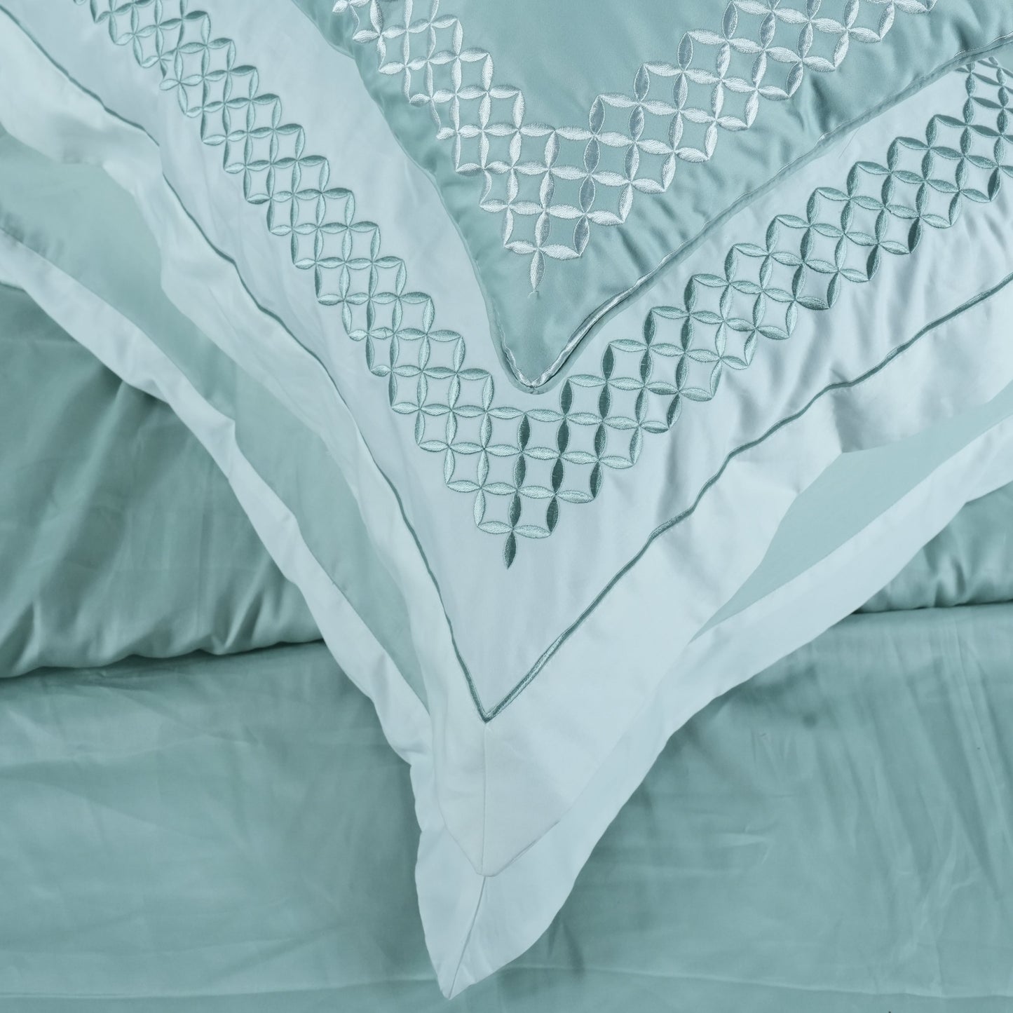 LUXE Comforter Set (600TC) - 100% Cotton King-Size Bedsheet + 2 Pillow Covers + 2 Cushion Cover + 1 Comforter Urban Nivasa