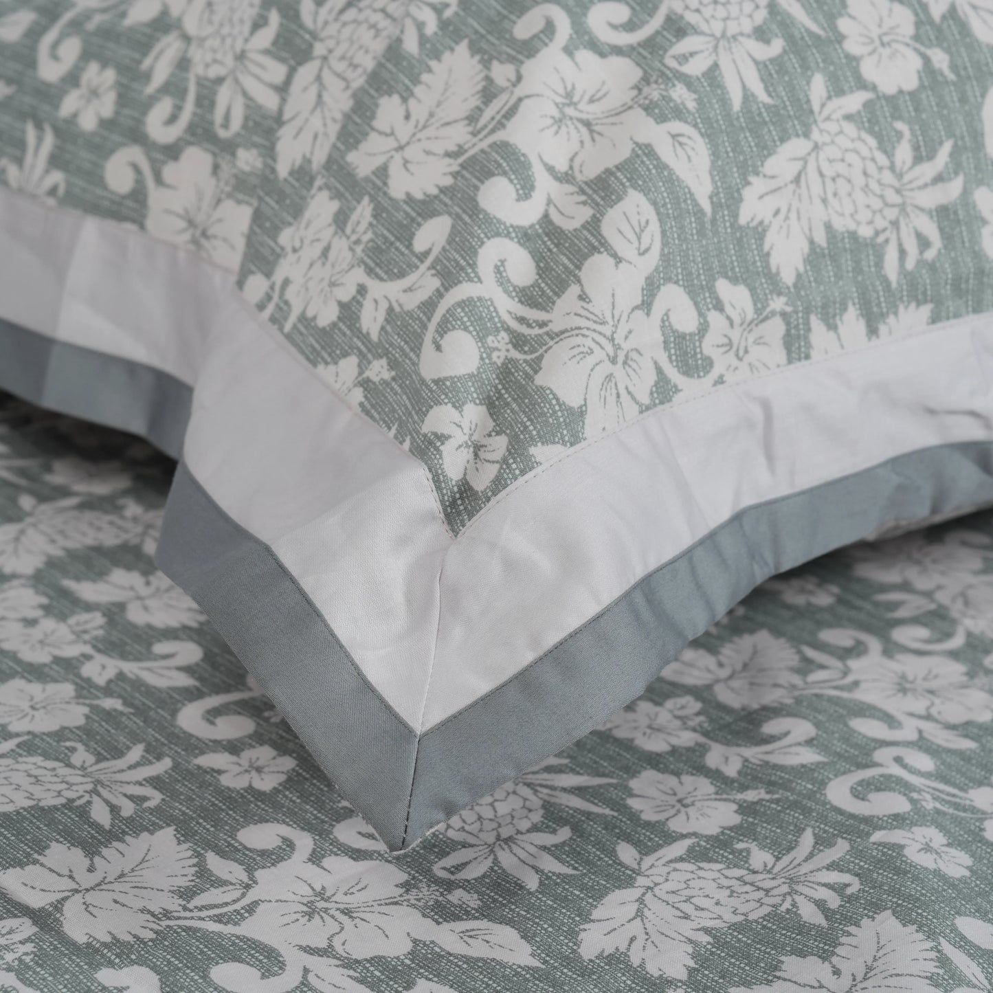 Lavish Beyond Grey 100% Cotton King-Size Bedsheet + 2 Pillow Covers