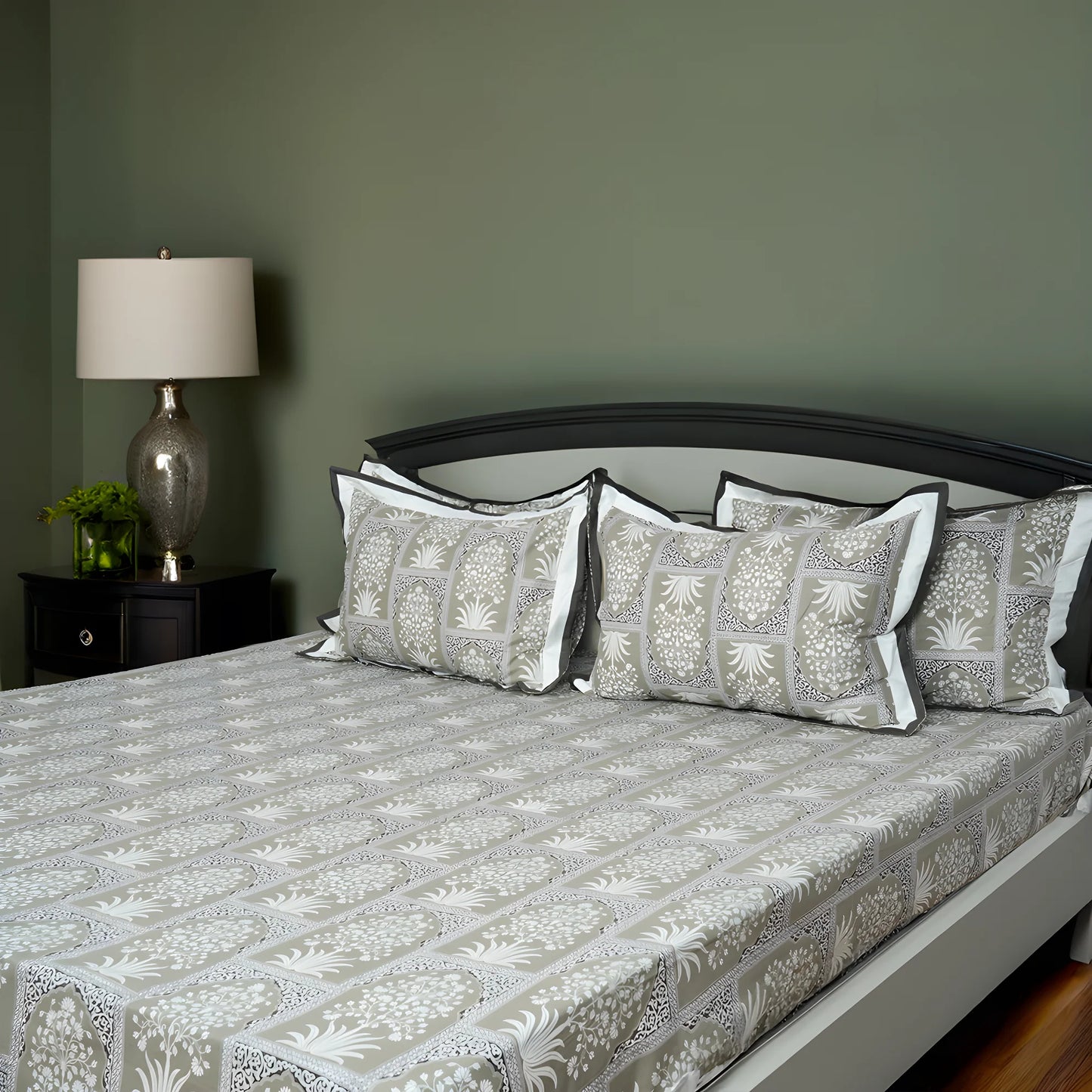 Lavish Stanny 100% Cotton King-Size Bedsheet + 2 Pillow Covers