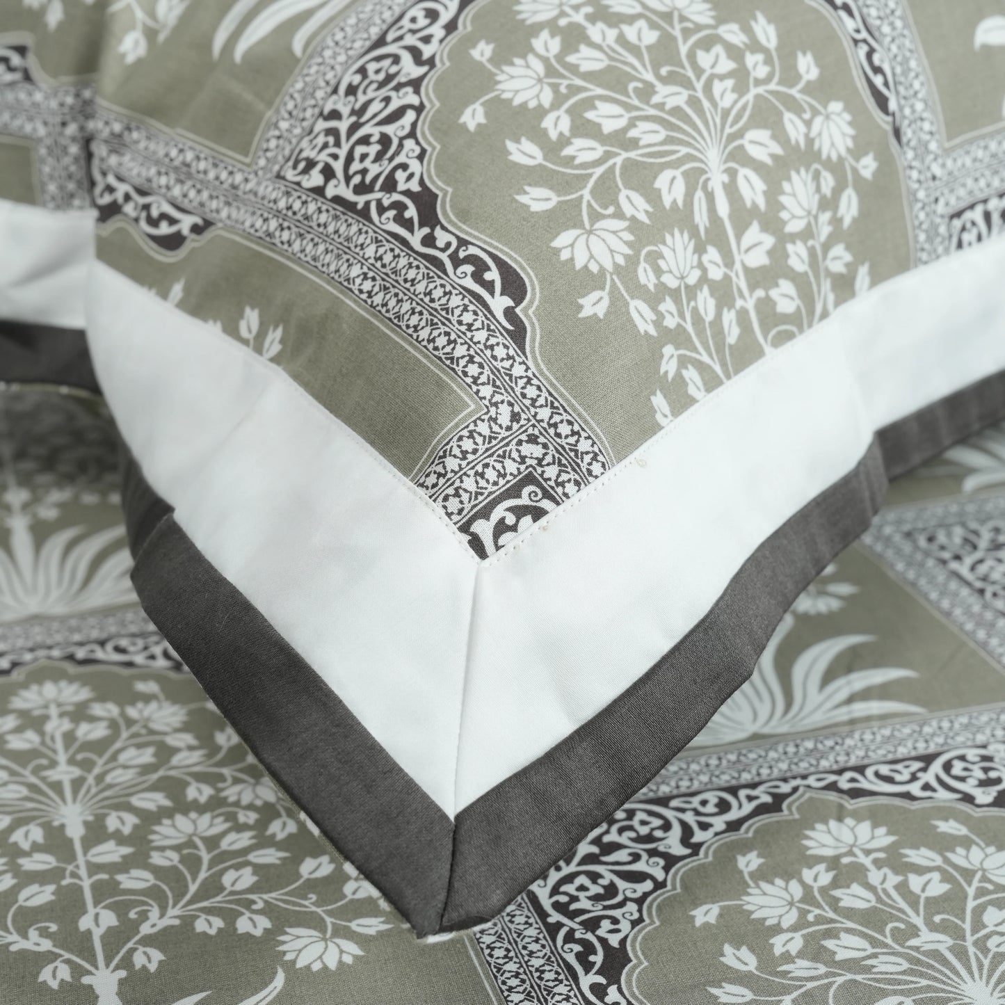 Lavish Stanny 100% Cotton King-Size Bedsheet + 2 Pillow Covers