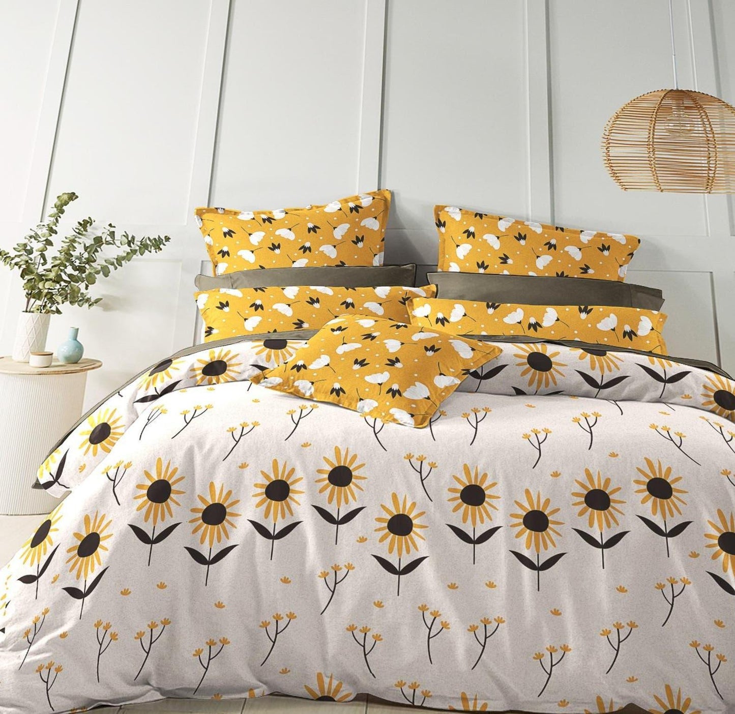 Dreamline Contemporary Floral Queen Size Comforter Set - 1 Bedsheet + 2 Pillow Covers + 1 Comforter (BC) Urban Nivasa